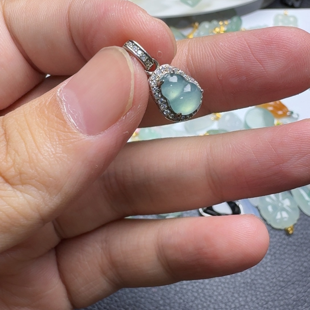 颈饰未镶嵌翡翠小葫芦