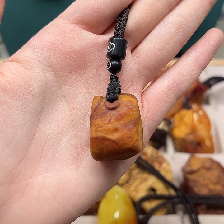 琥珀珠宝奇石未镶嵌