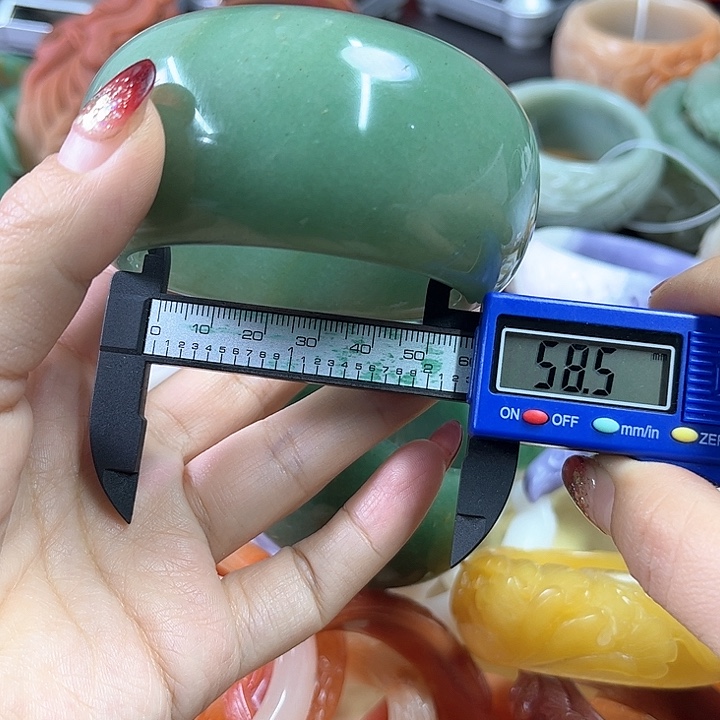 石英质玉手镯未镶嵌农**姐