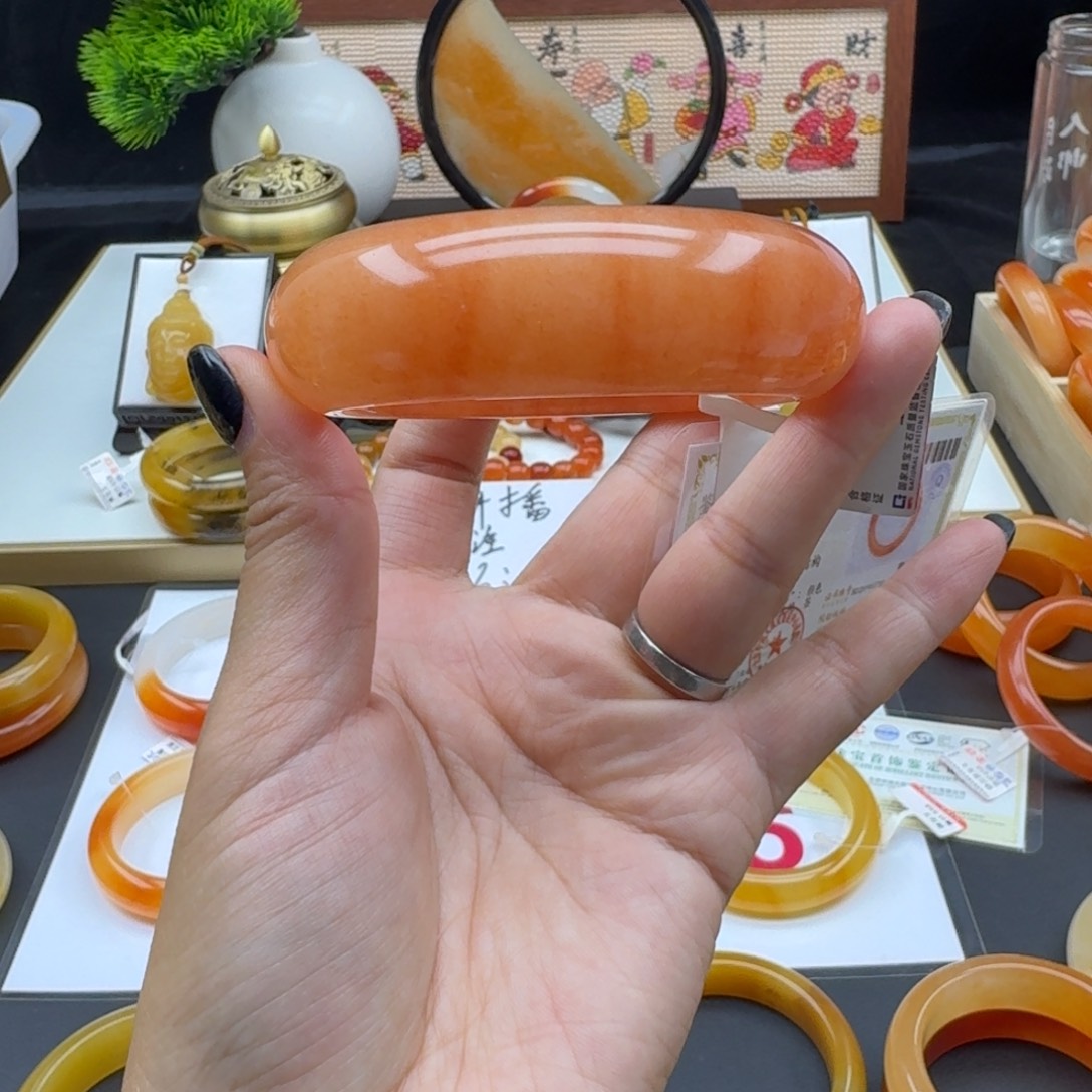 未镶嵌石英质玉（黄龙玉）手镯