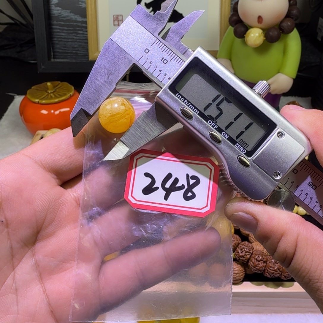 紫***。蜜蜡未镶嵌珠宝奇石