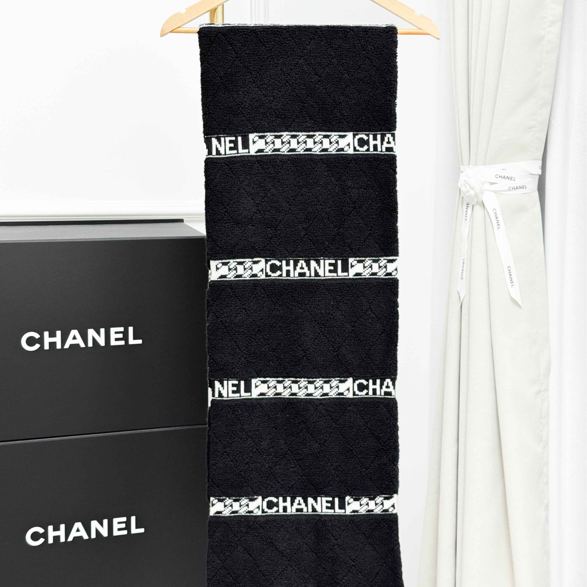 99新 Chanel/香奈儿 黑色拼白色字母条 围巾 