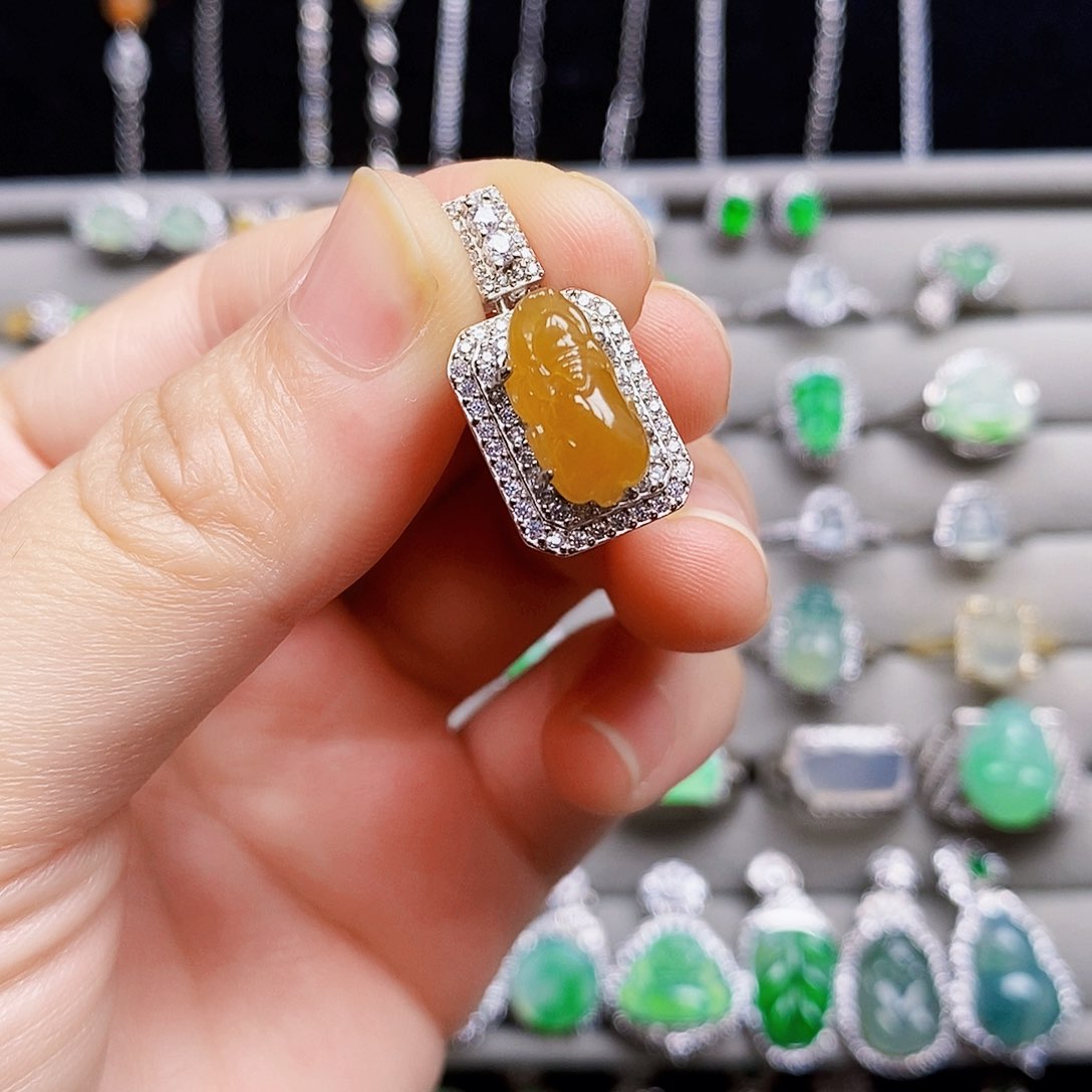 翡翠银S925镶嵌颈饰貔貅