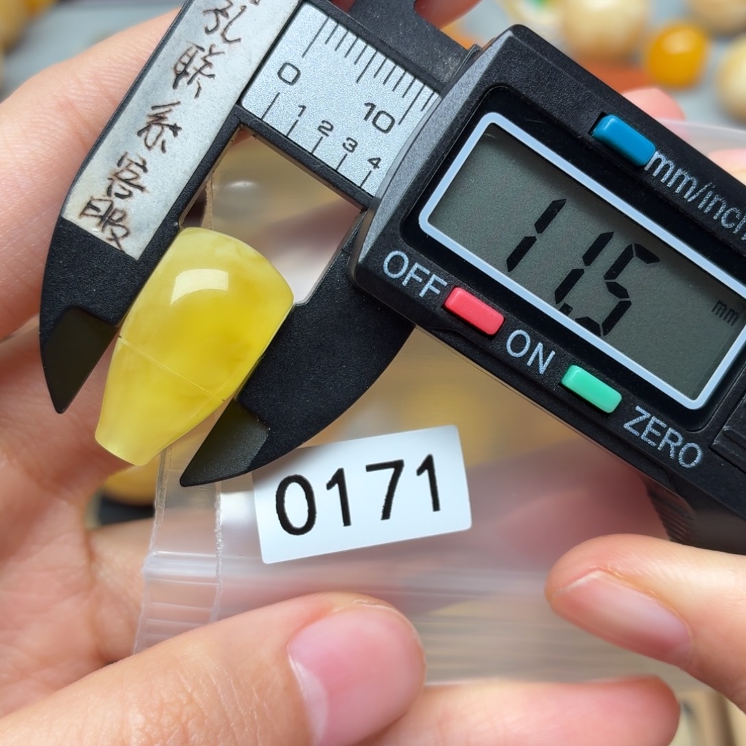 编***0琥珀未镶嵌裸石蜜蜡