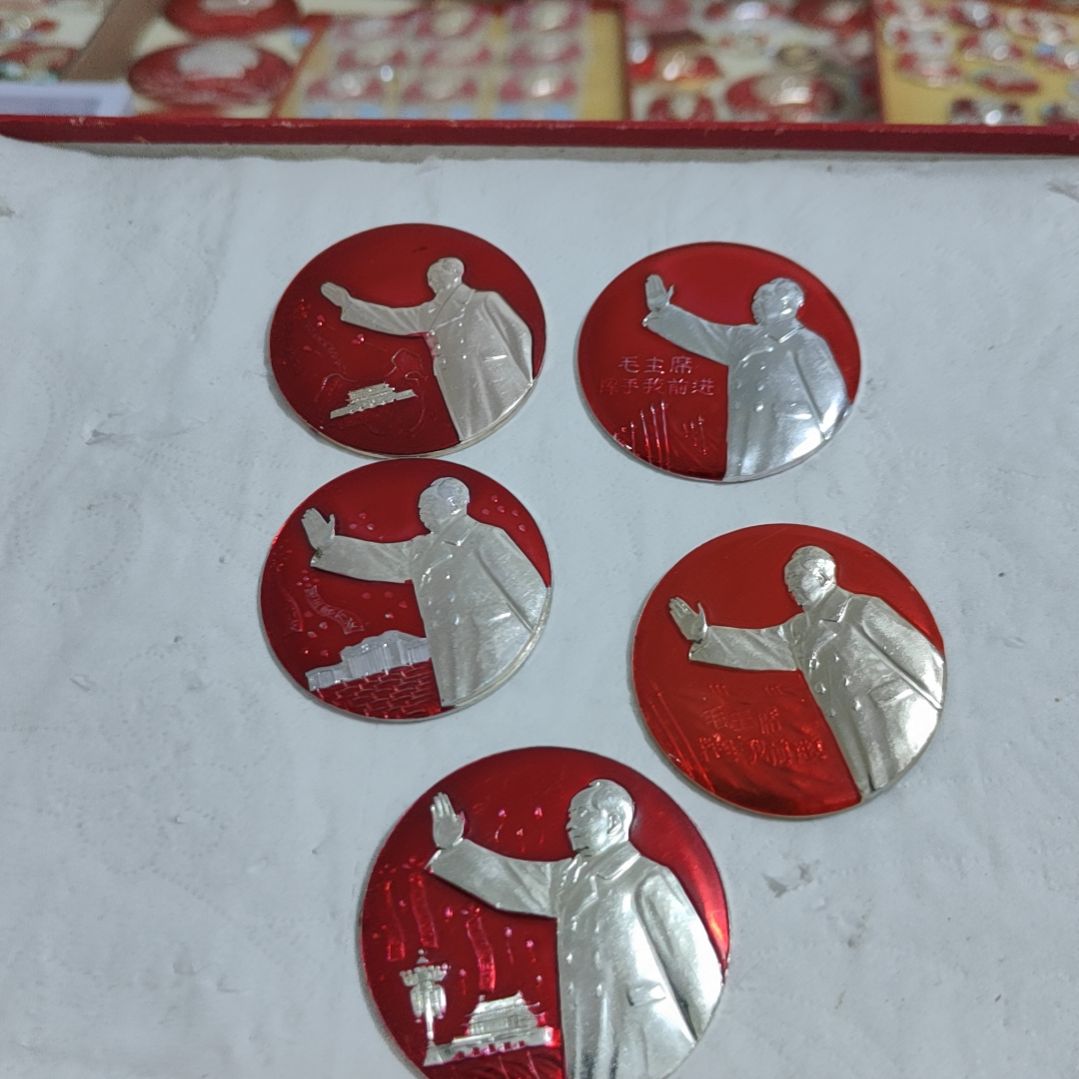 开***0其他普通金属圆形红色人物像章
