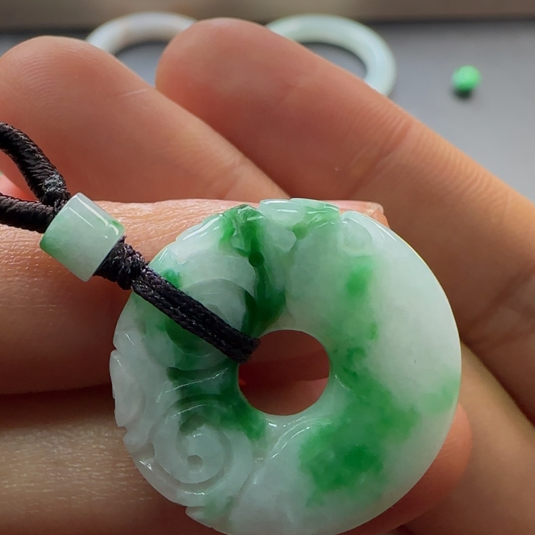 翡翠颈饰未镶嵌扣子