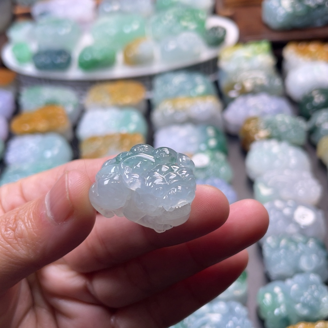 翡翠未镶嵌颈饰貔貅