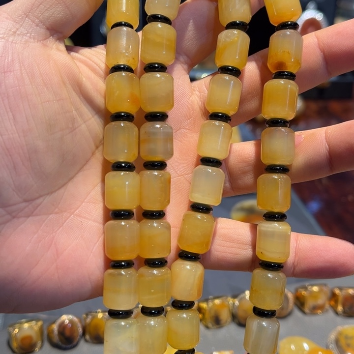 未镶嵌石英质玉（黄龙玉）颈饰