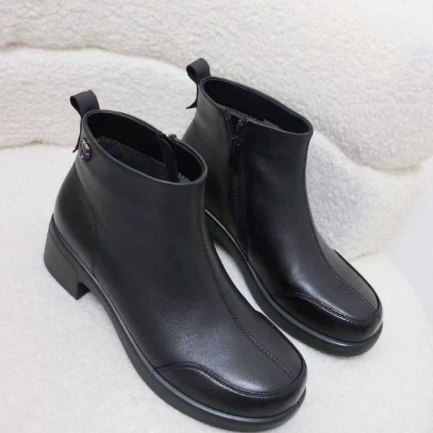 708537188冬季新款2025羊皮加绒粗跟显瘦英伦风舒适短靴女