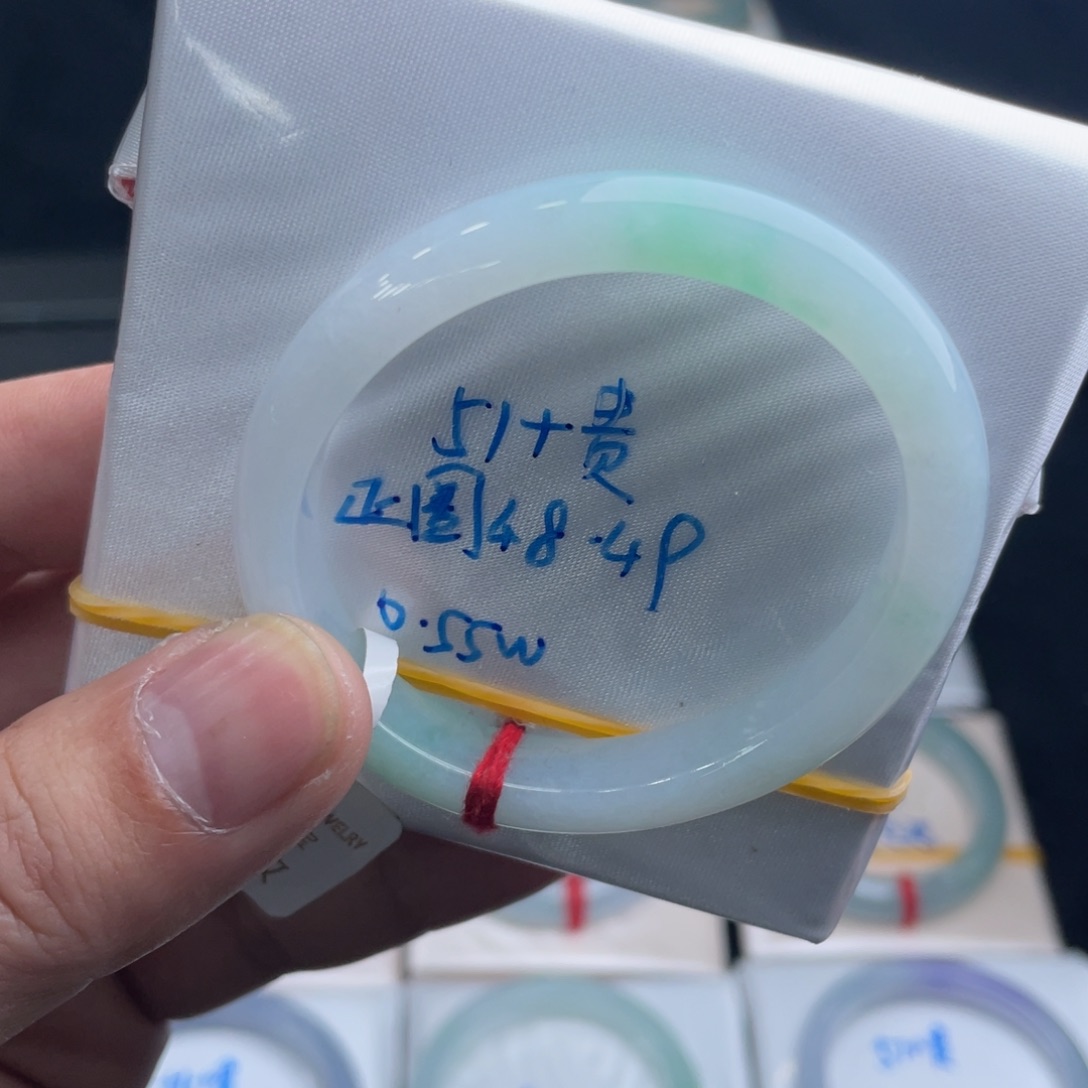 翡翠手镯未镶嵌翡翠手镯