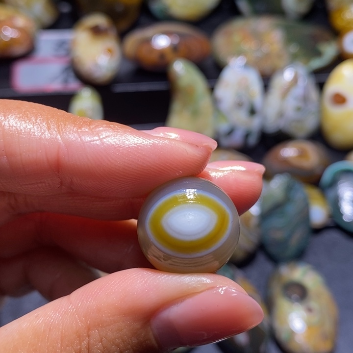 维***8玛瑙/玉髓未镶嵌珠宝奇石