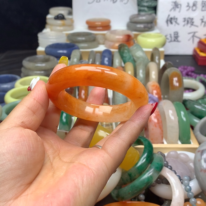 石英质玉手镯未镶嵌露**?