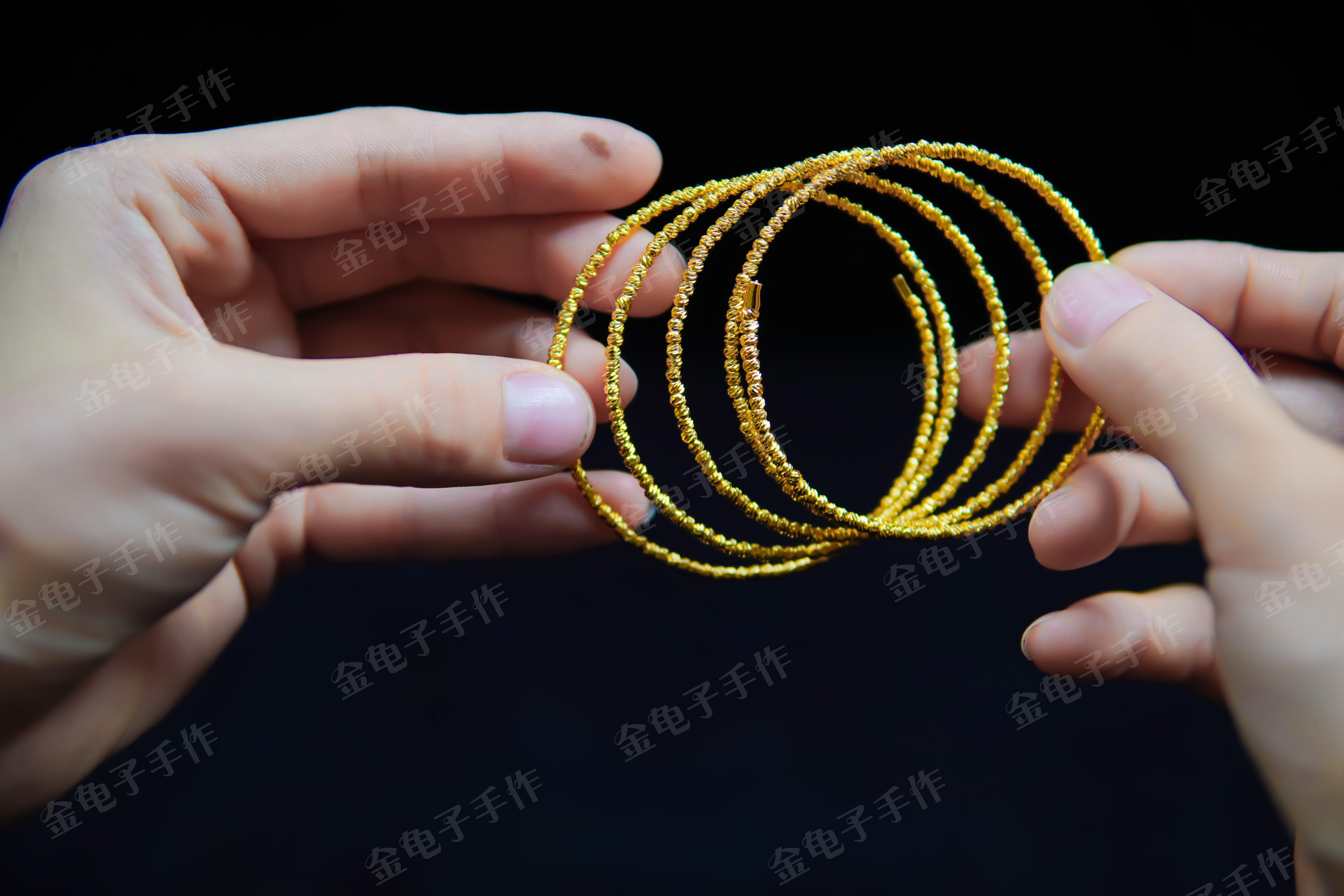 铜合金手镯 金色爆闪蹦迪珠五圈缠绕手环可伸缩风潮手镯