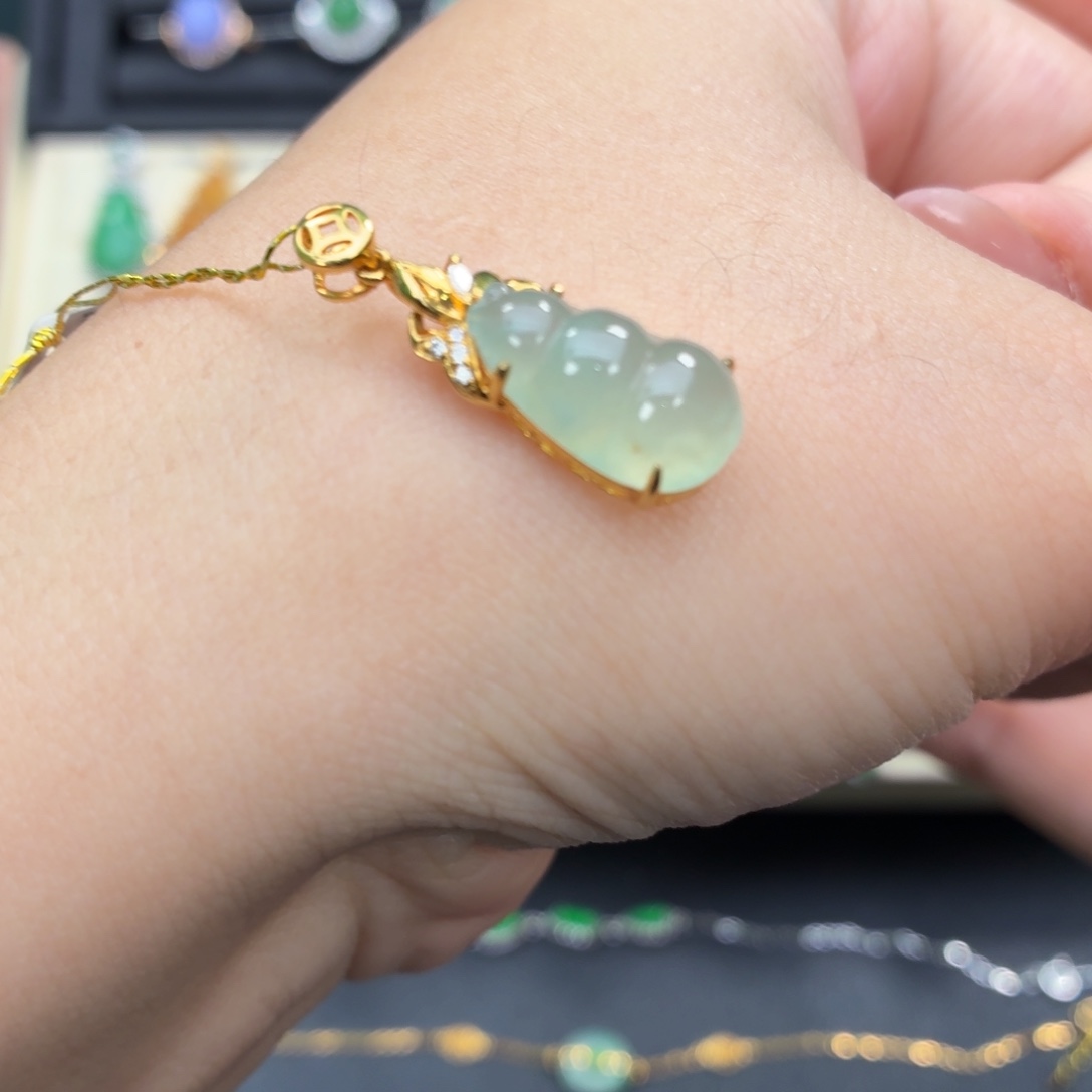 翡翠18K金镶嵌颈饰