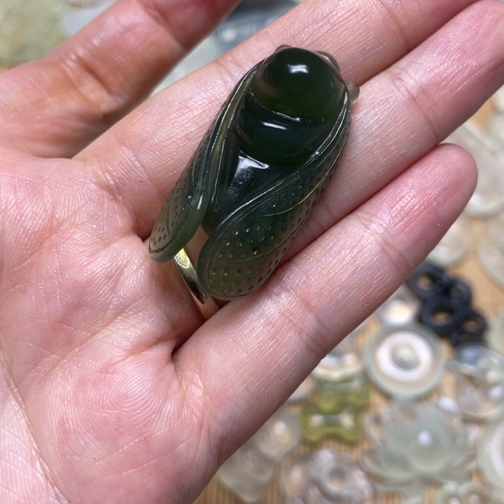 蛇纹石玉颈饰未镶嵌人**醒