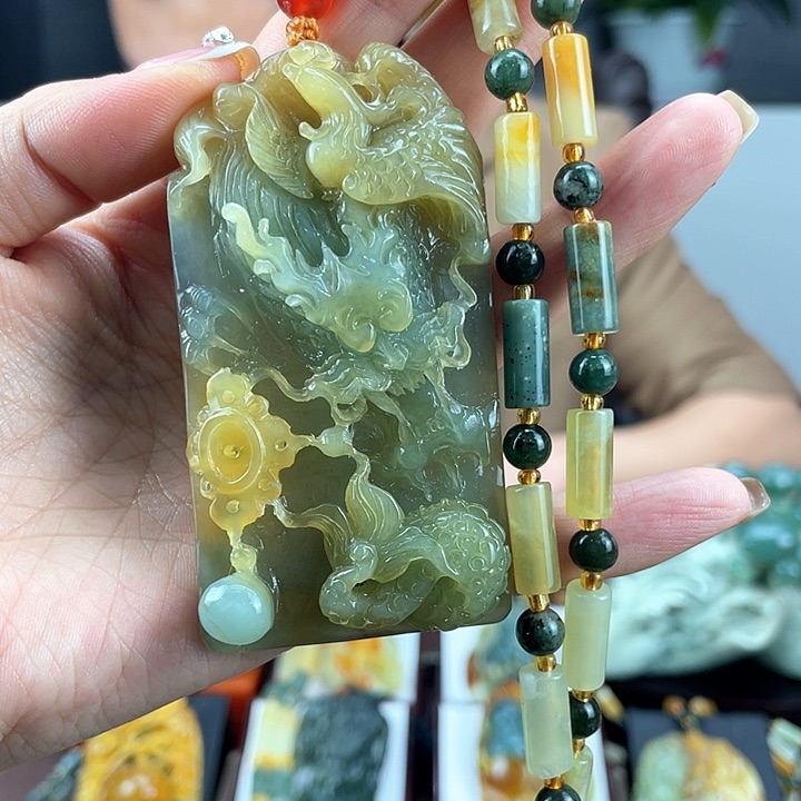 蛇纹石玉颈饰未镶嵌