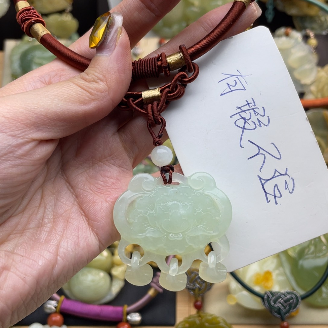 蛇纹石玉颈饰未镶嵌