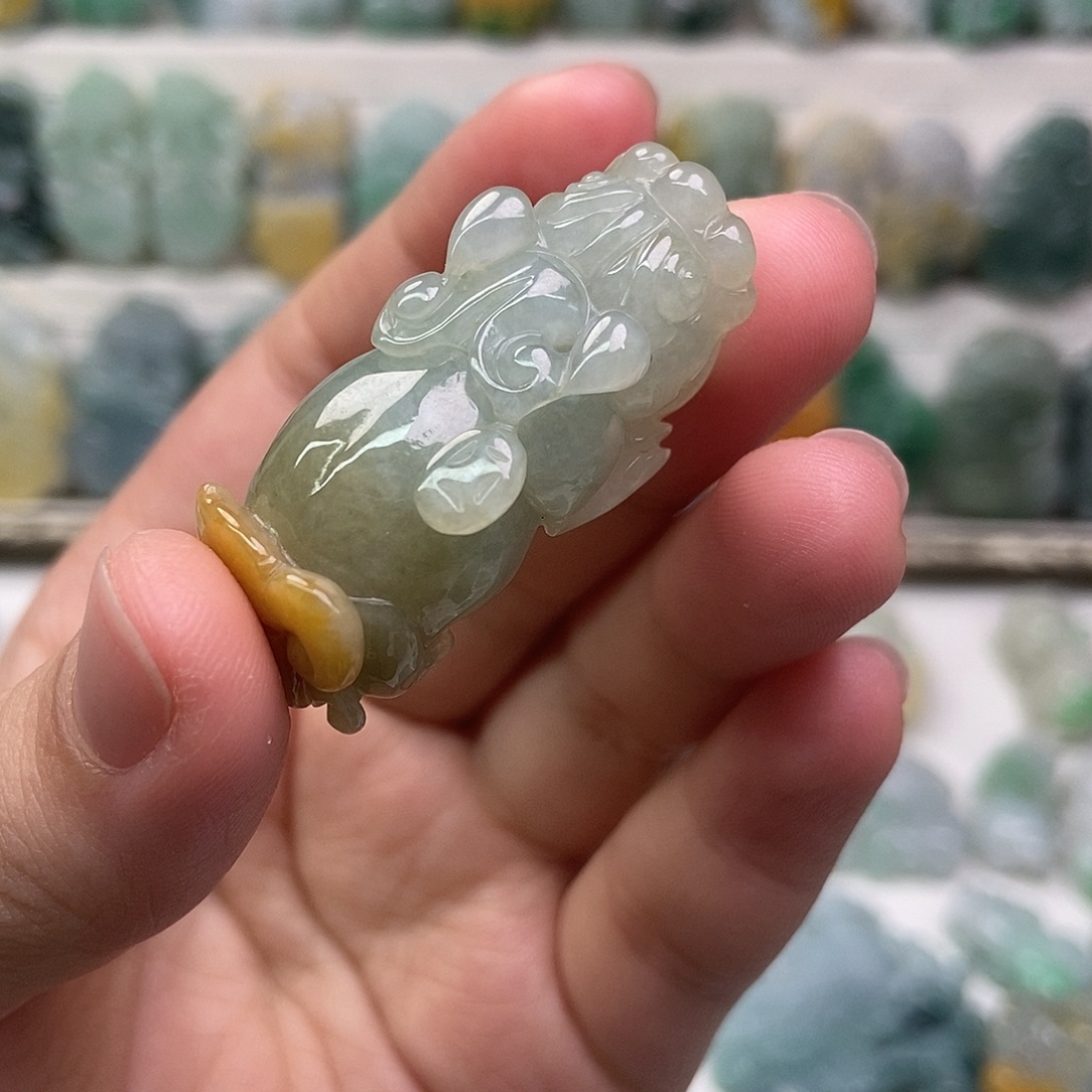 翡翠未镶嵌吊坠(赠链)