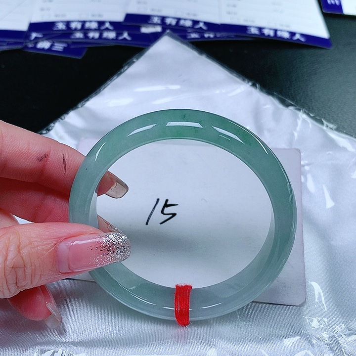 翡翠手镯未镶嵌翡翠手镯未镶嵌
