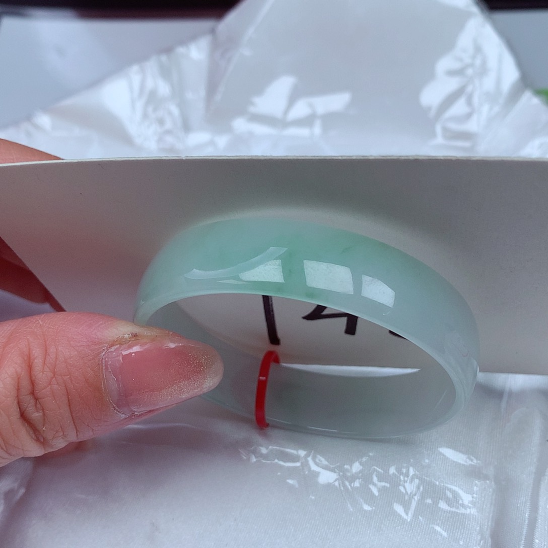 翡翠手镯未镶嵌翡翠