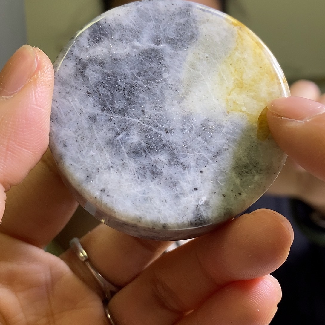 岫玉未镶嵌手玩件