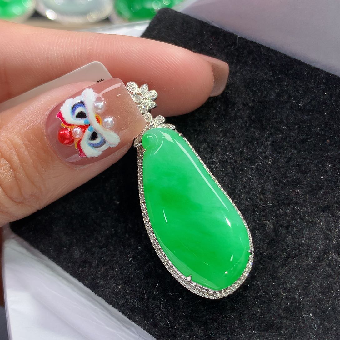 翡翠吊坠(赠链)18K金镶嵌