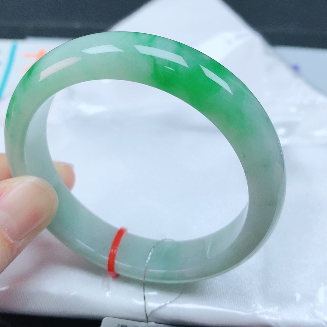 翡翠手镯未镶嵌54圈