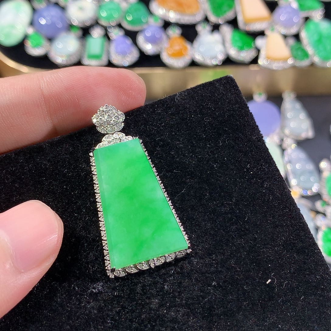 翡翠18K金镶嵌颈饰