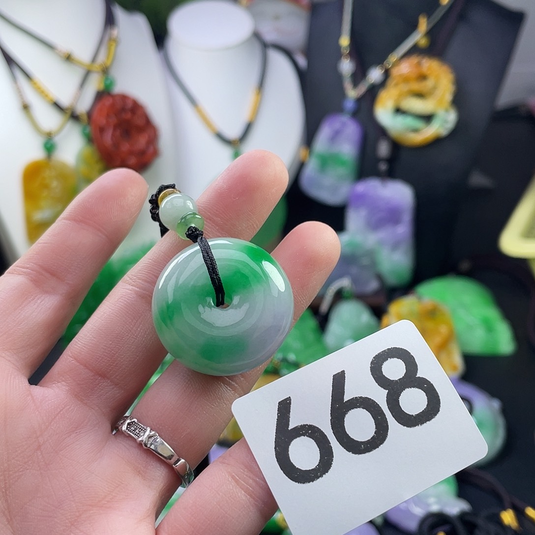 翡翠未镶嵌吊坠(赠链)