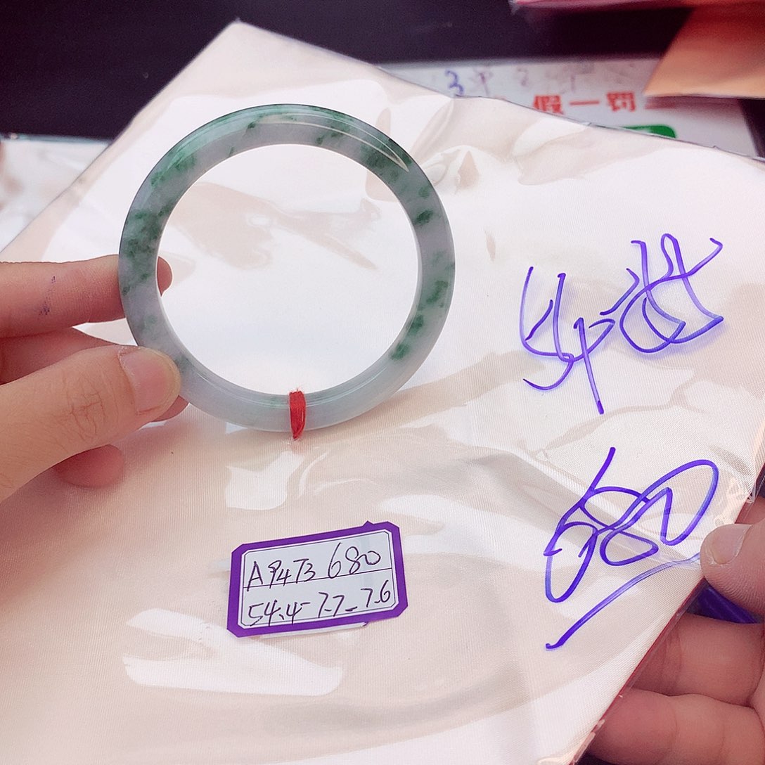 翡翠手镯未镶嵌翡翠