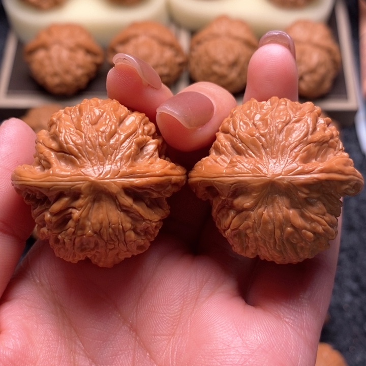 文玩核桃把件野生红皮正磨37