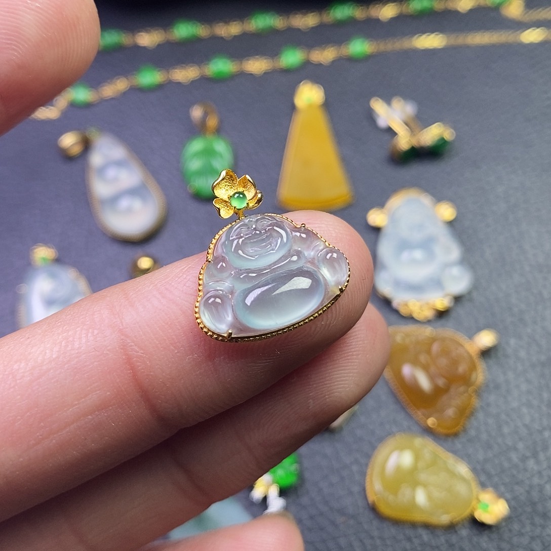 颈饰18K金镶嵌翡翠