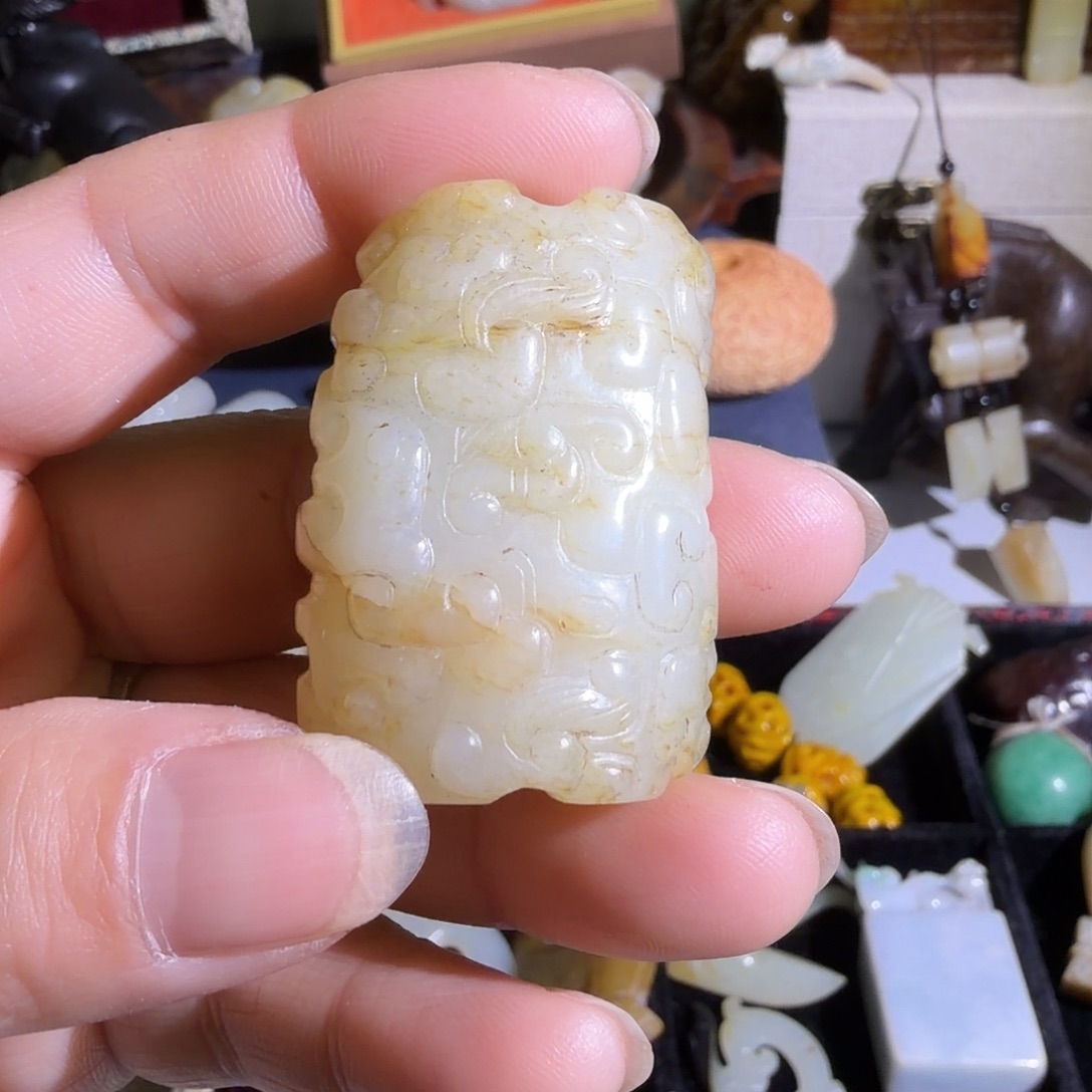 虎***福和田玉未镶嵌颈饰