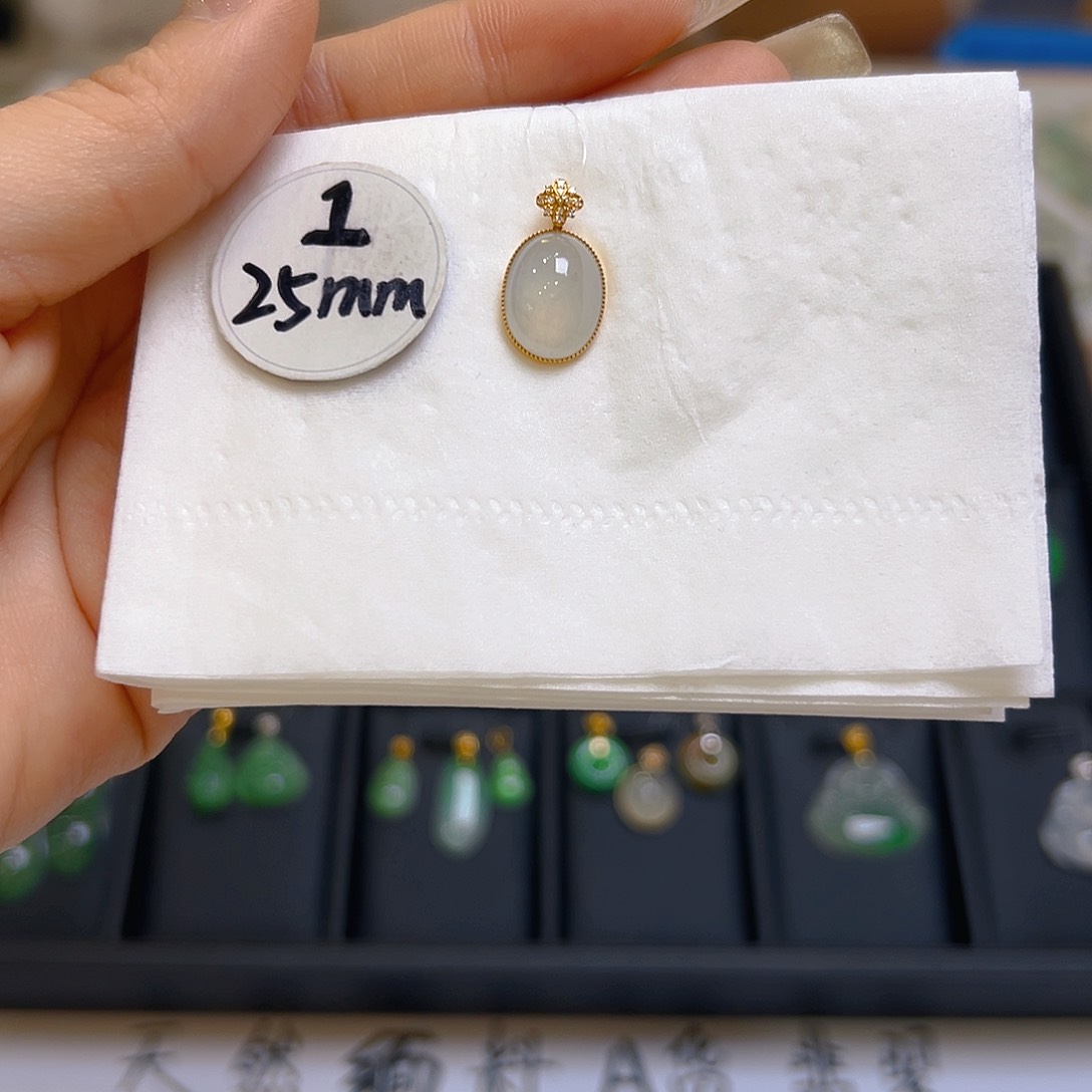 翡翠颈饰18K金镶嵌翡翠