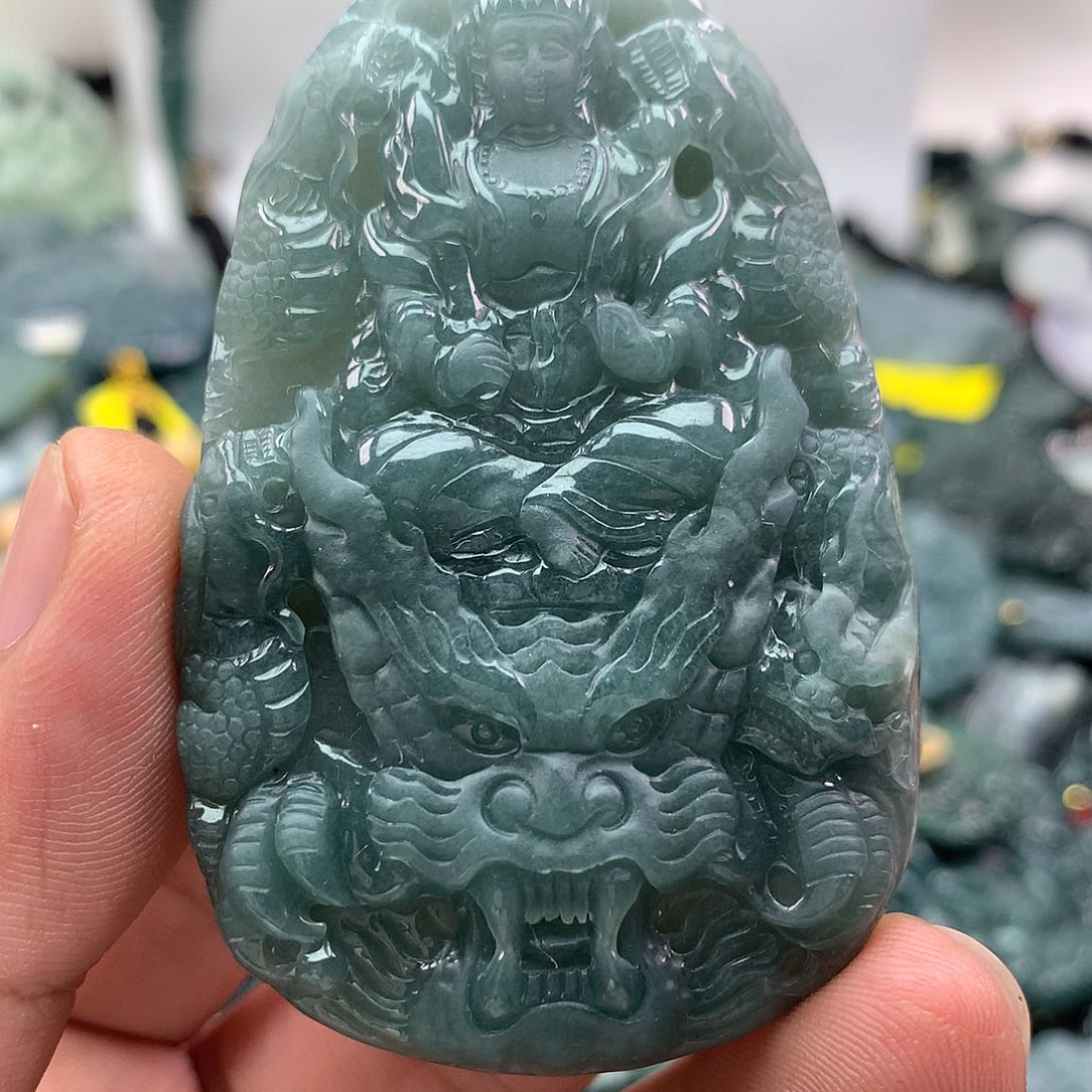 翡翠未镶嵌颈饰虚空