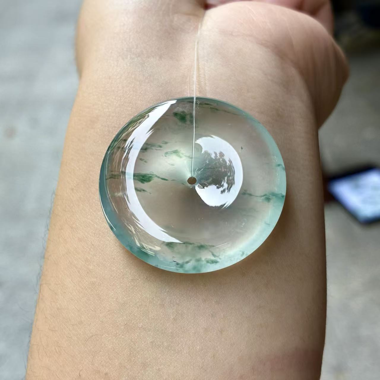 天然a货缅甸翡翠自然光玻璃种飘绿花平安扣吊坠，尺寸34.3/6.2