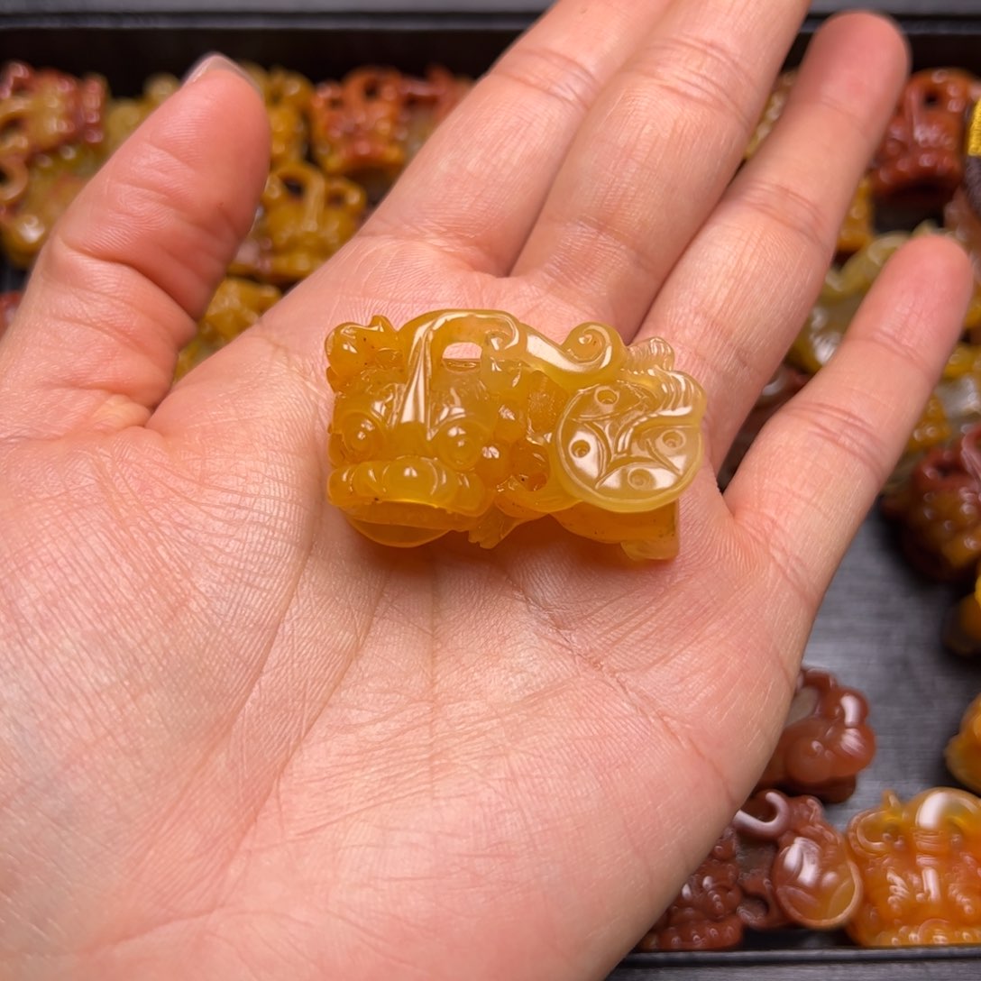 石英质玉（黄龙玉）未镶嵌颈饰宁**远