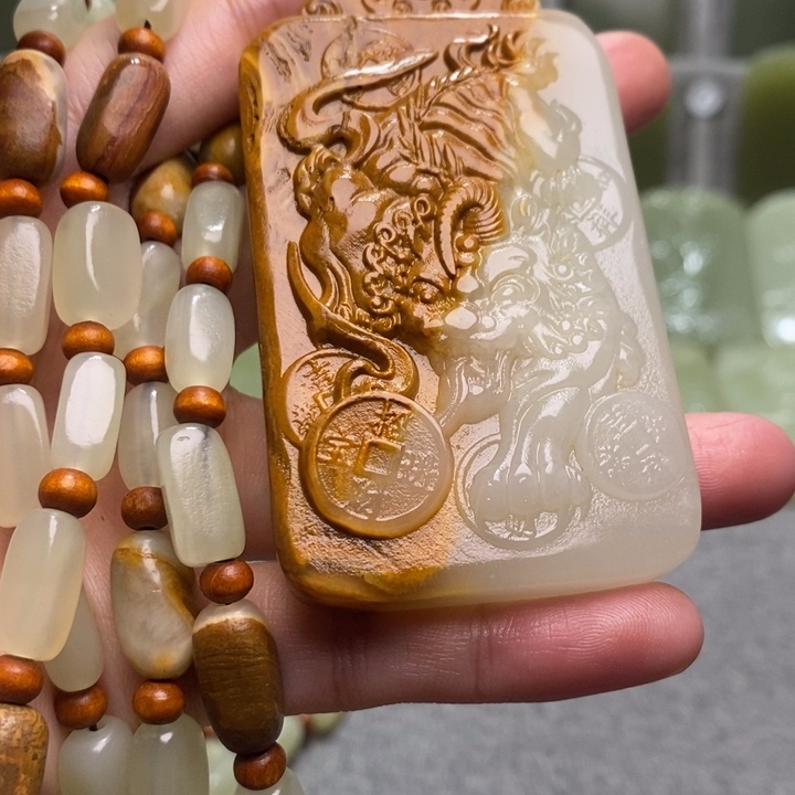 俏色巧雕貔貅1111