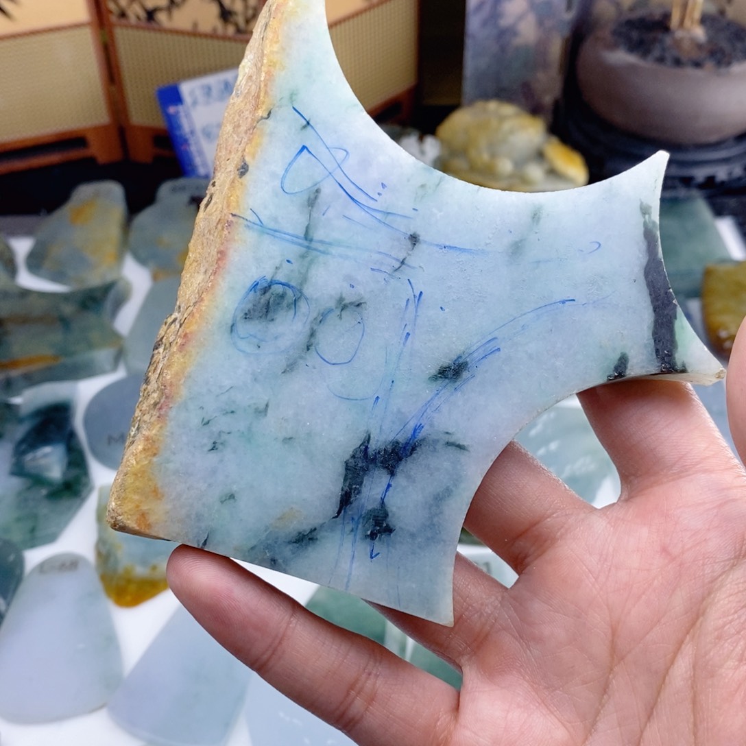 星***雕翡翠未镶嵌颈饰翡翠