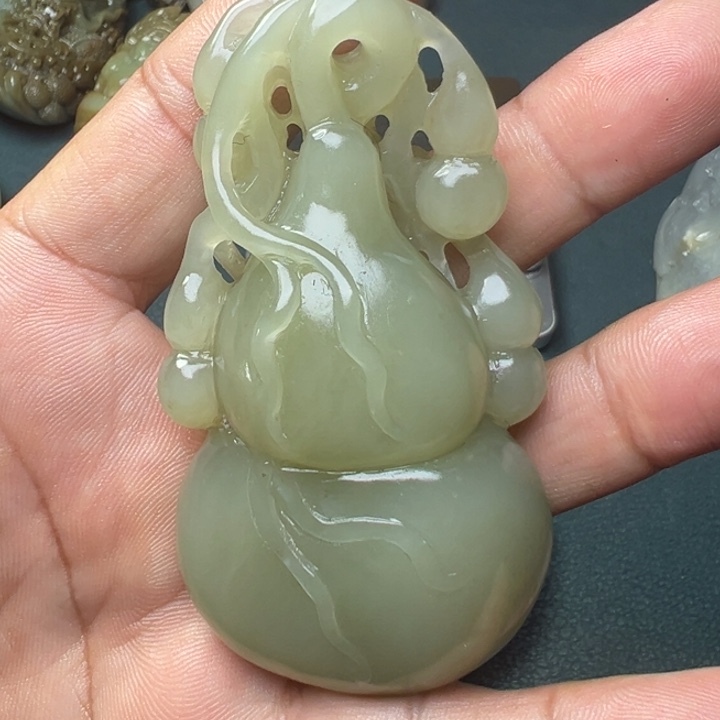 和田玉未镶嵌把件