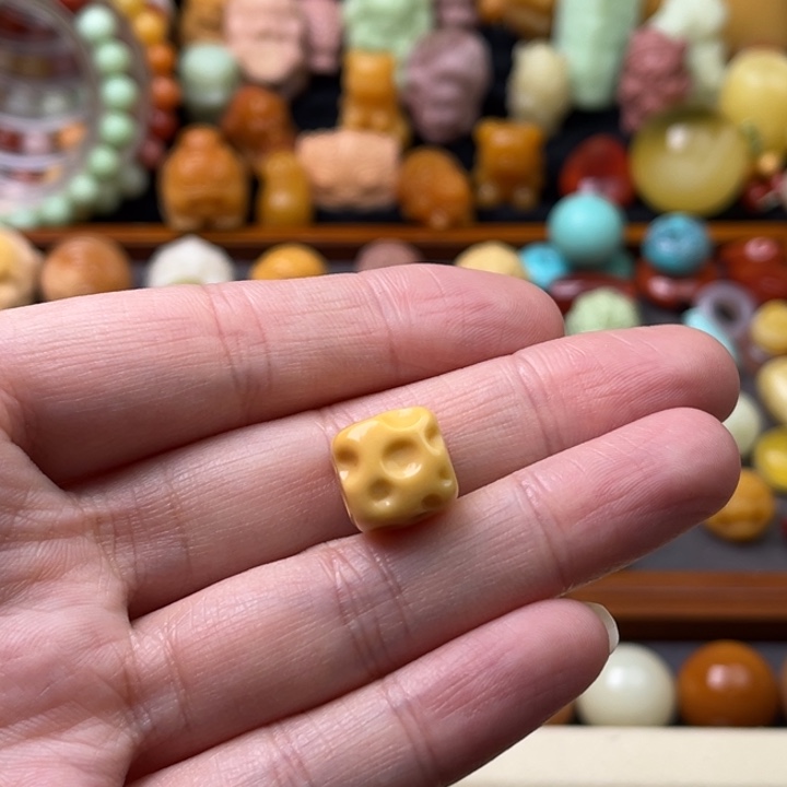 石英质玉（缅黄）未镶嵌珠宝半成品方奶酪