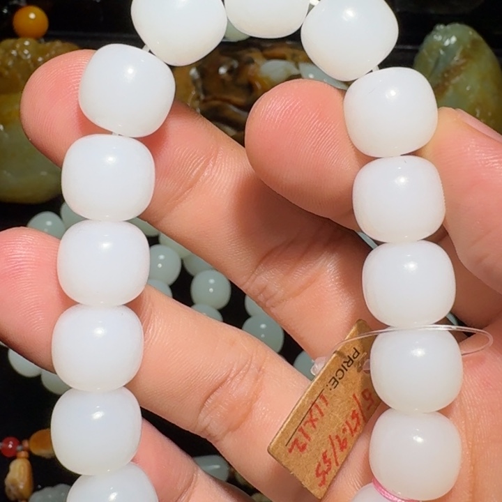 佛***店和田玉未镶嵌颈饰