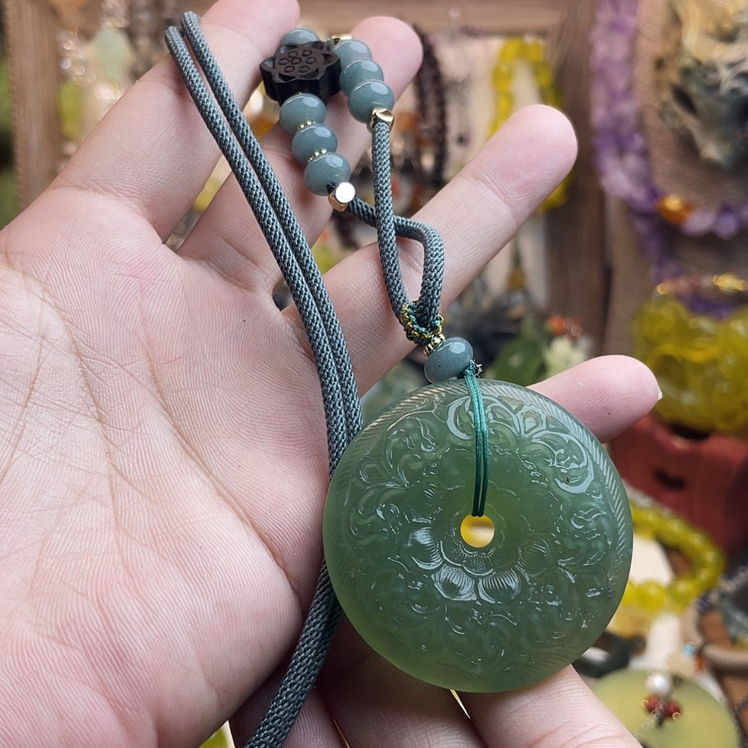 未镶嵌蛇纹石玉吊坠