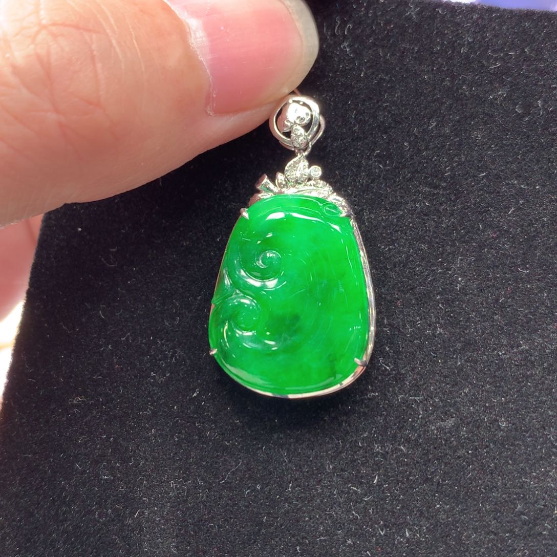 翡翠18K金镶嵌颈饰