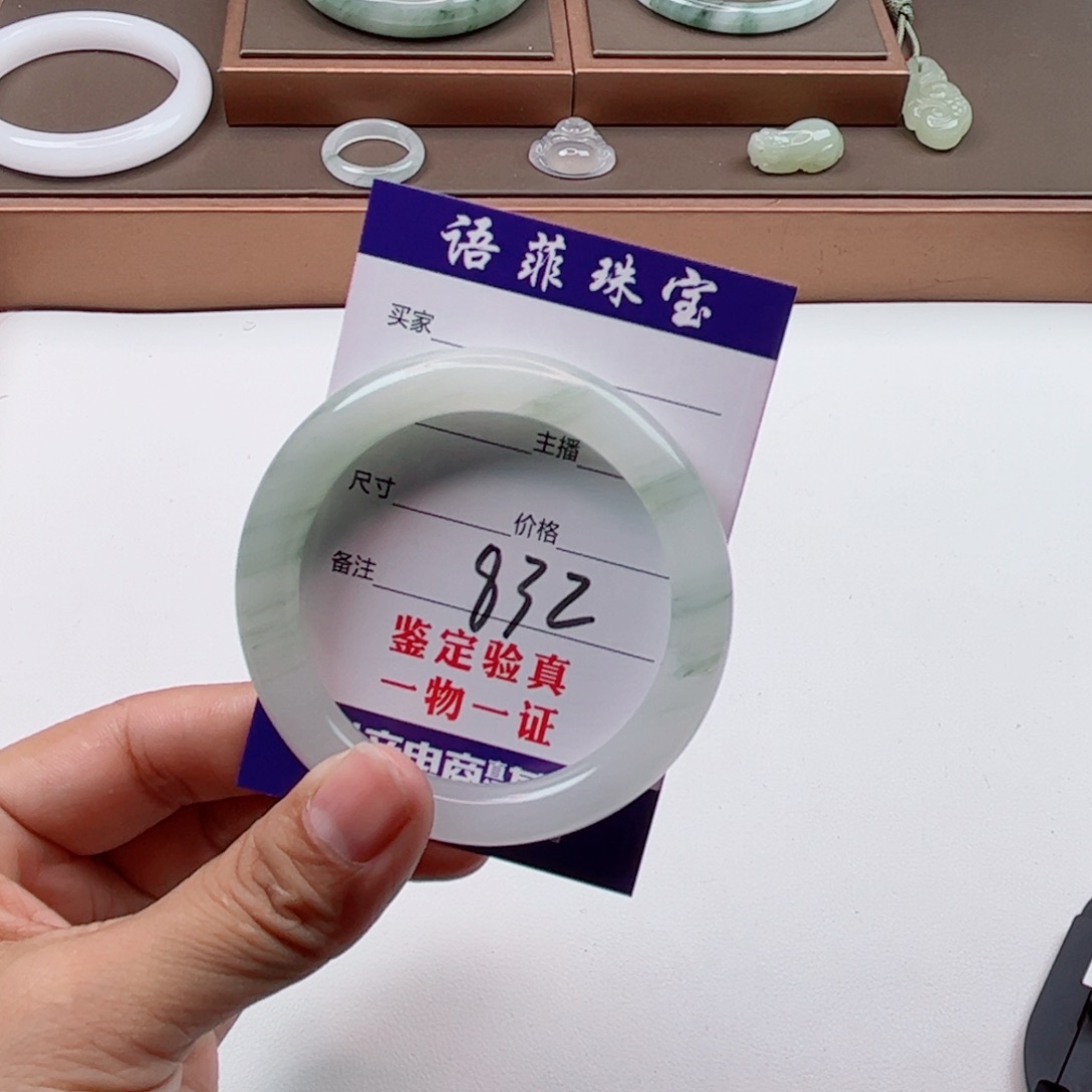 石英质玉手镯未镶嵌晚**?