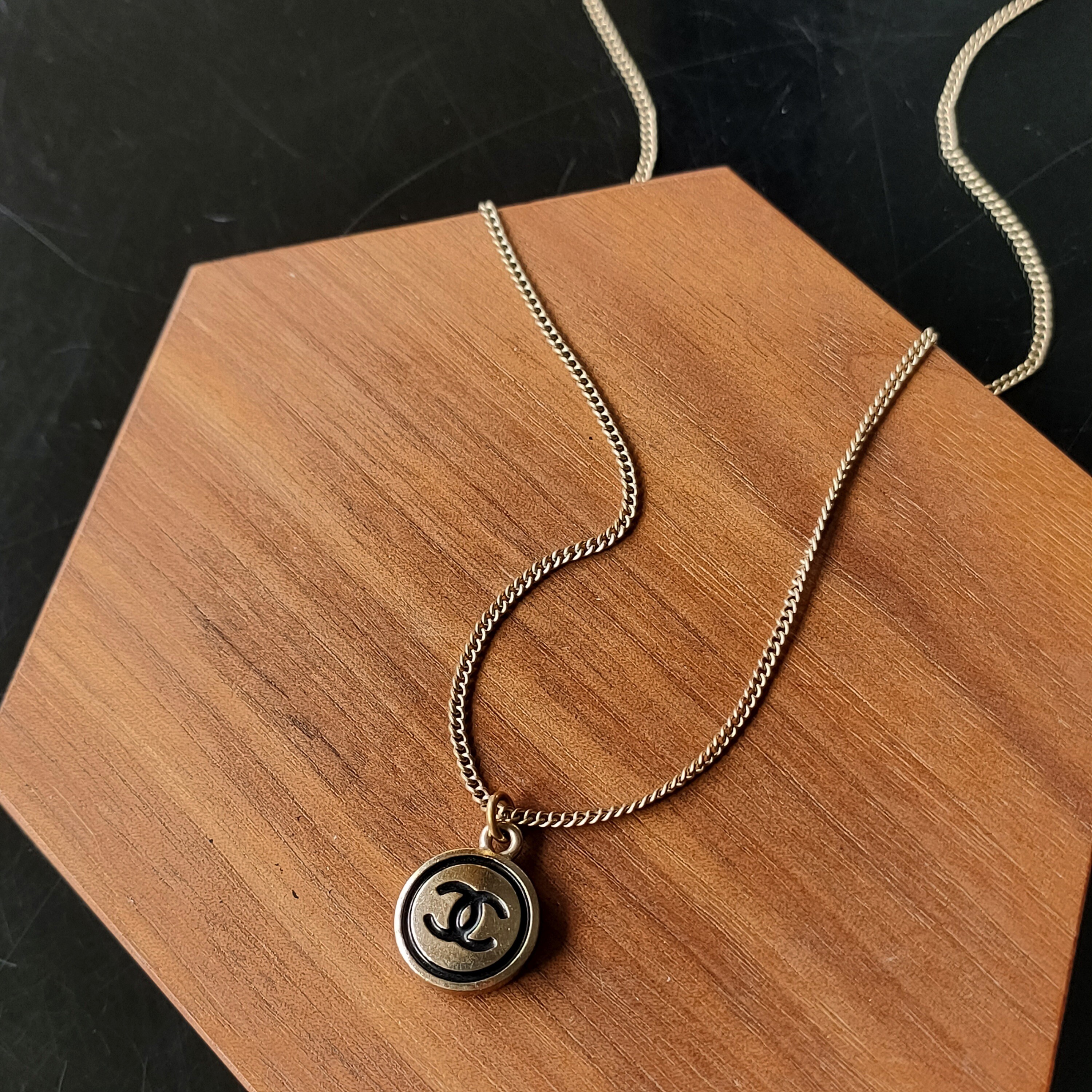 95新 Chanel/香奈儿 Azul-07P 黑金圆饼双C项链 43138