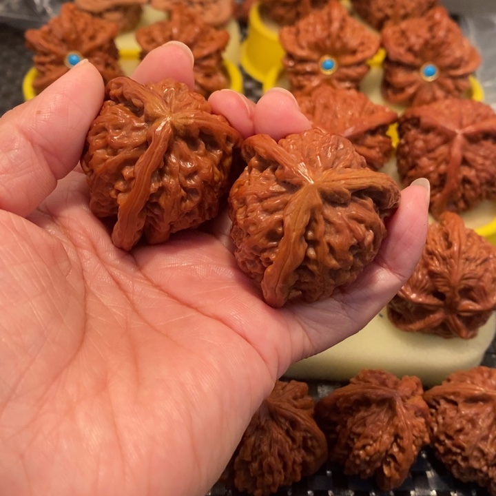 文玩核桃吊坠白狮子正奔