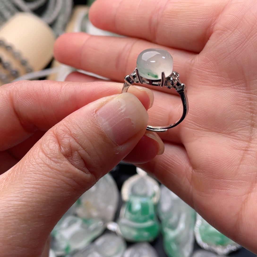 未镶嵌石英质玉戒指