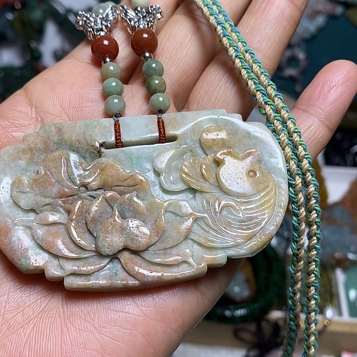翡翠未镶嵌吊坠(赠链)