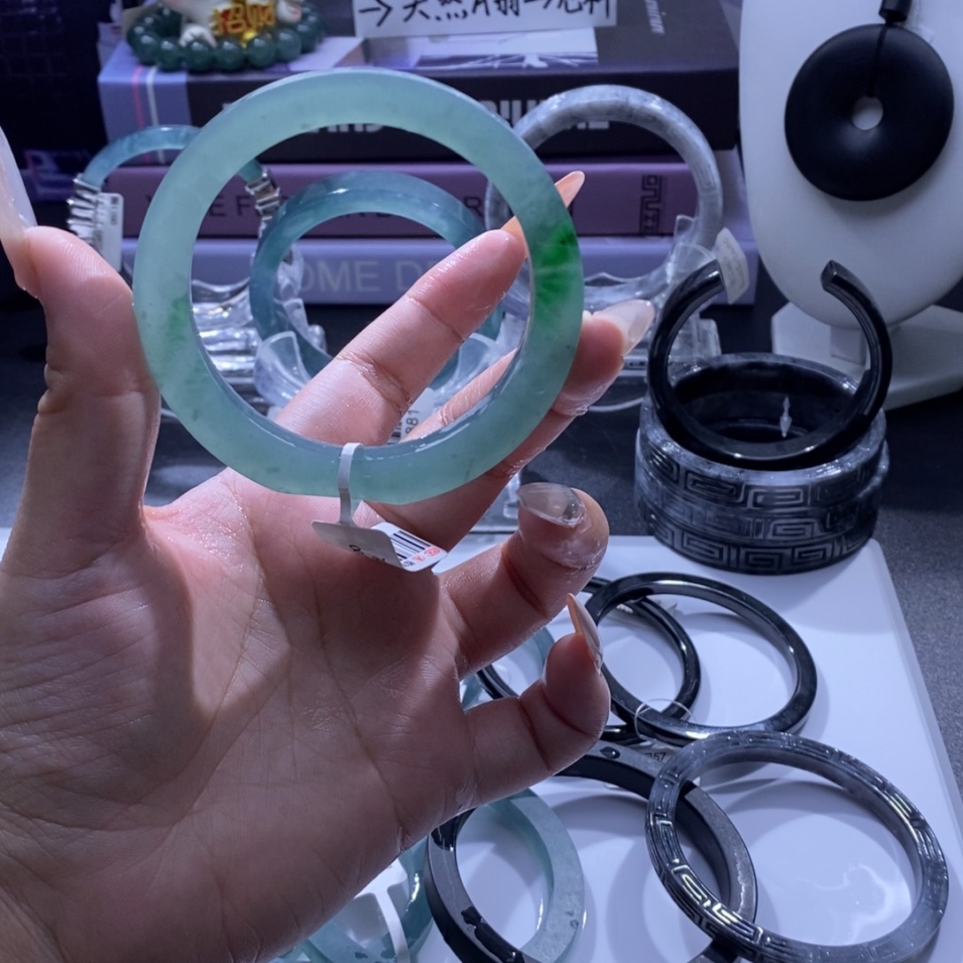 定制翡翠未镶嵌手镯冰晴底飘阳绿花
